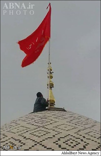 Имам Һүсејнин (ә) һәрәминин бајрағы һәзрәти Ругәјјәнин (с) һәрәминин ҝүнбәзи үзәриндә далғаланды – Фото